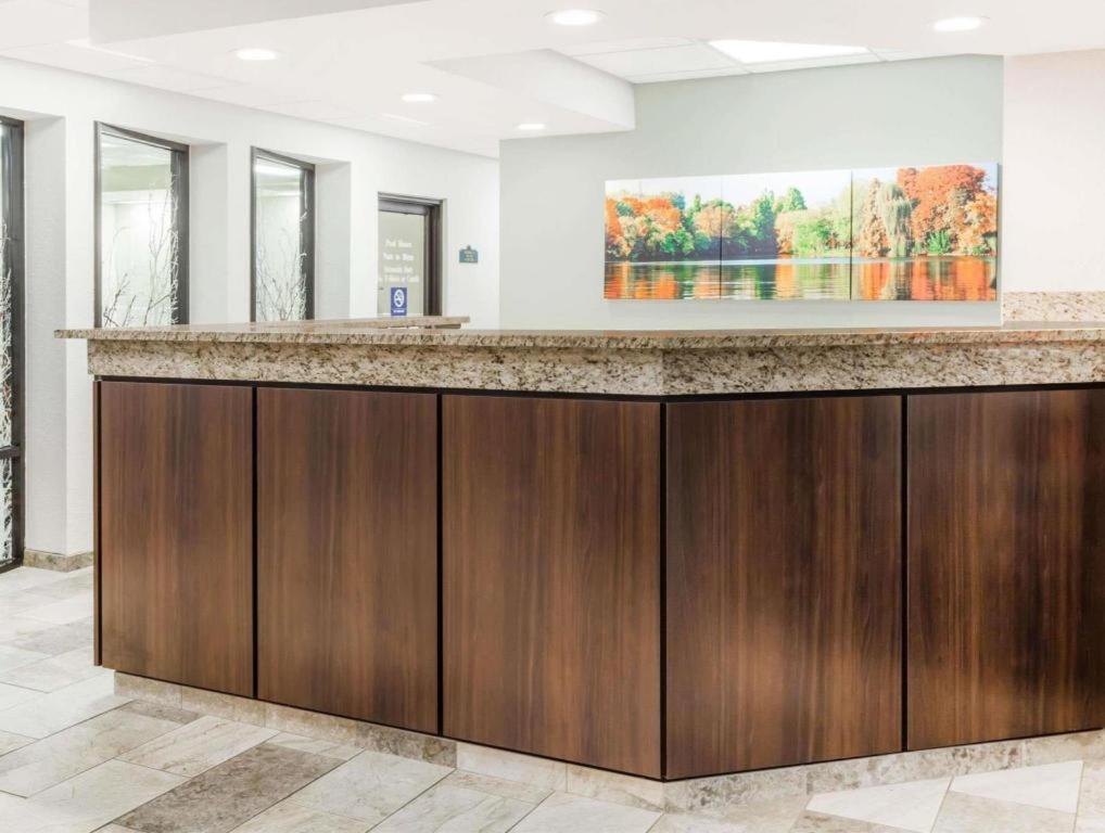 Days Inn Springfield South Bagian luar foto