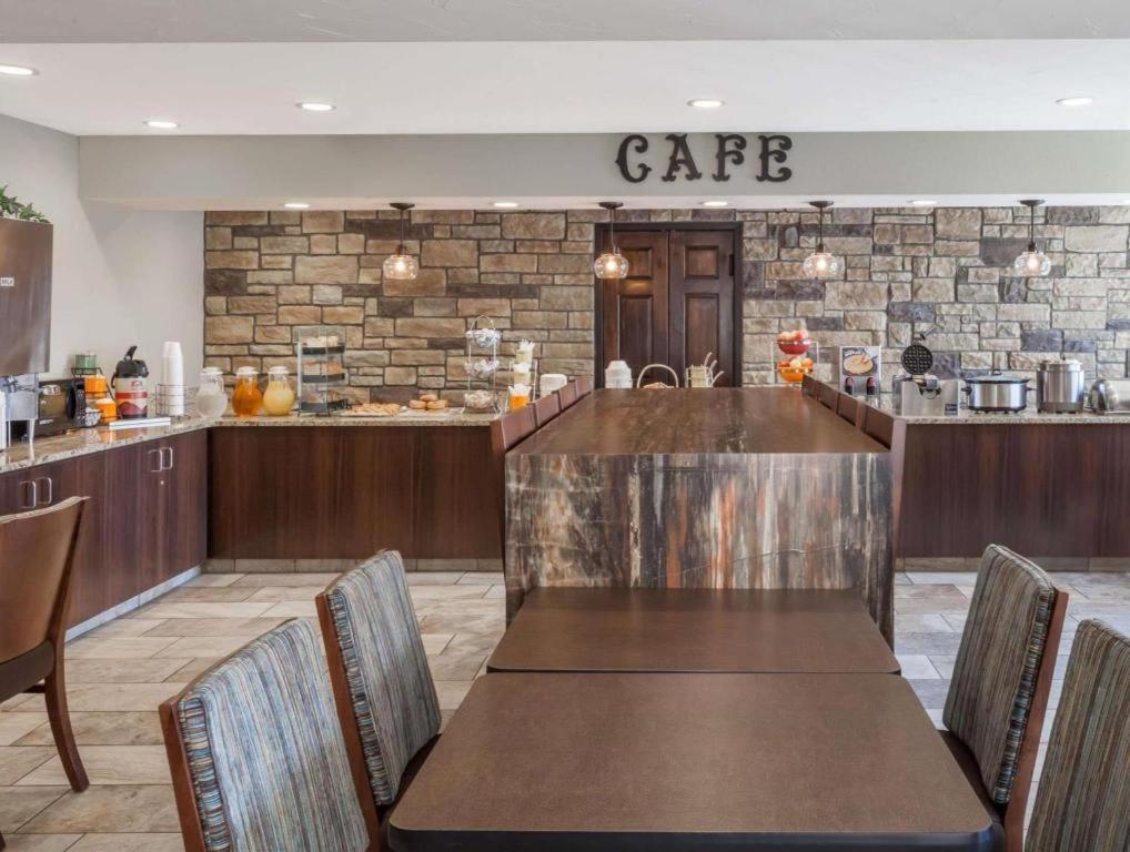 Days Inn Springfield South Bagian luar foto