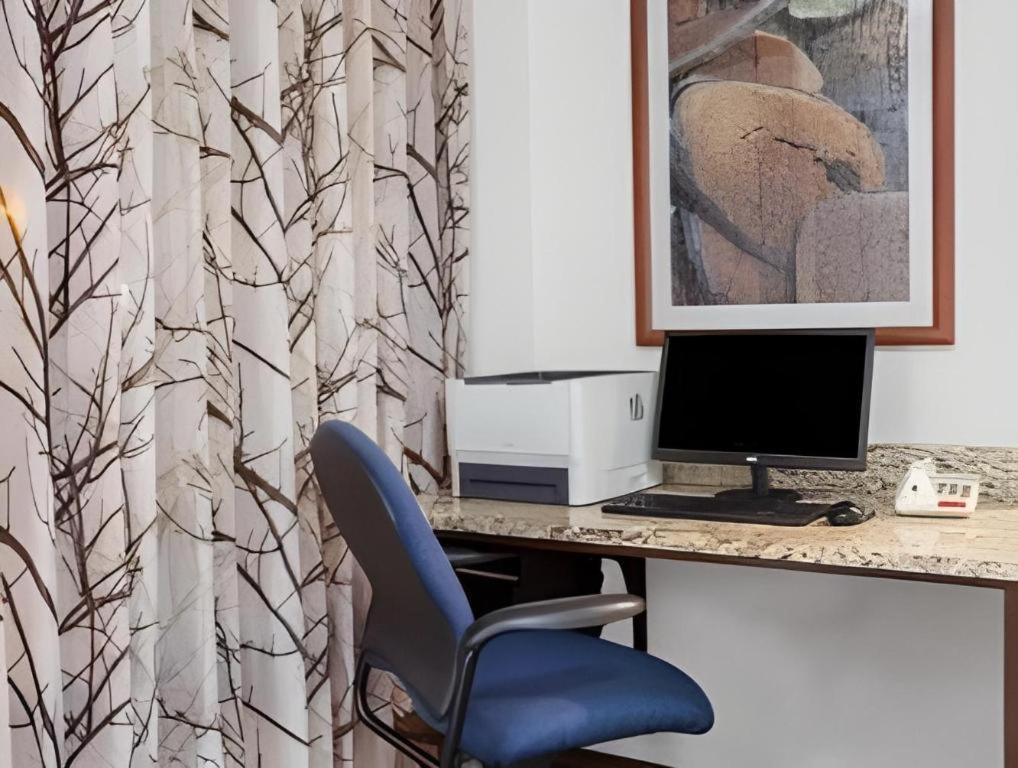 Days Inn Springfield South Bagian luar foto