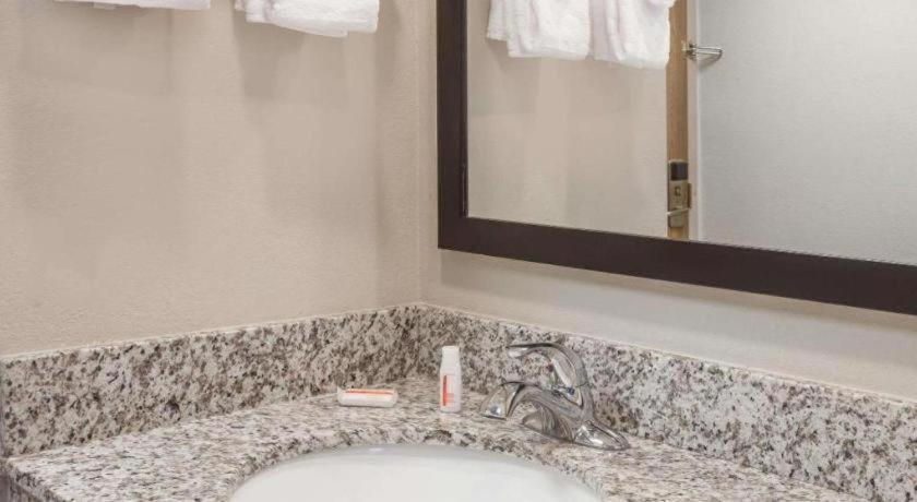 Days Inn Springfield South Bagian luar foto